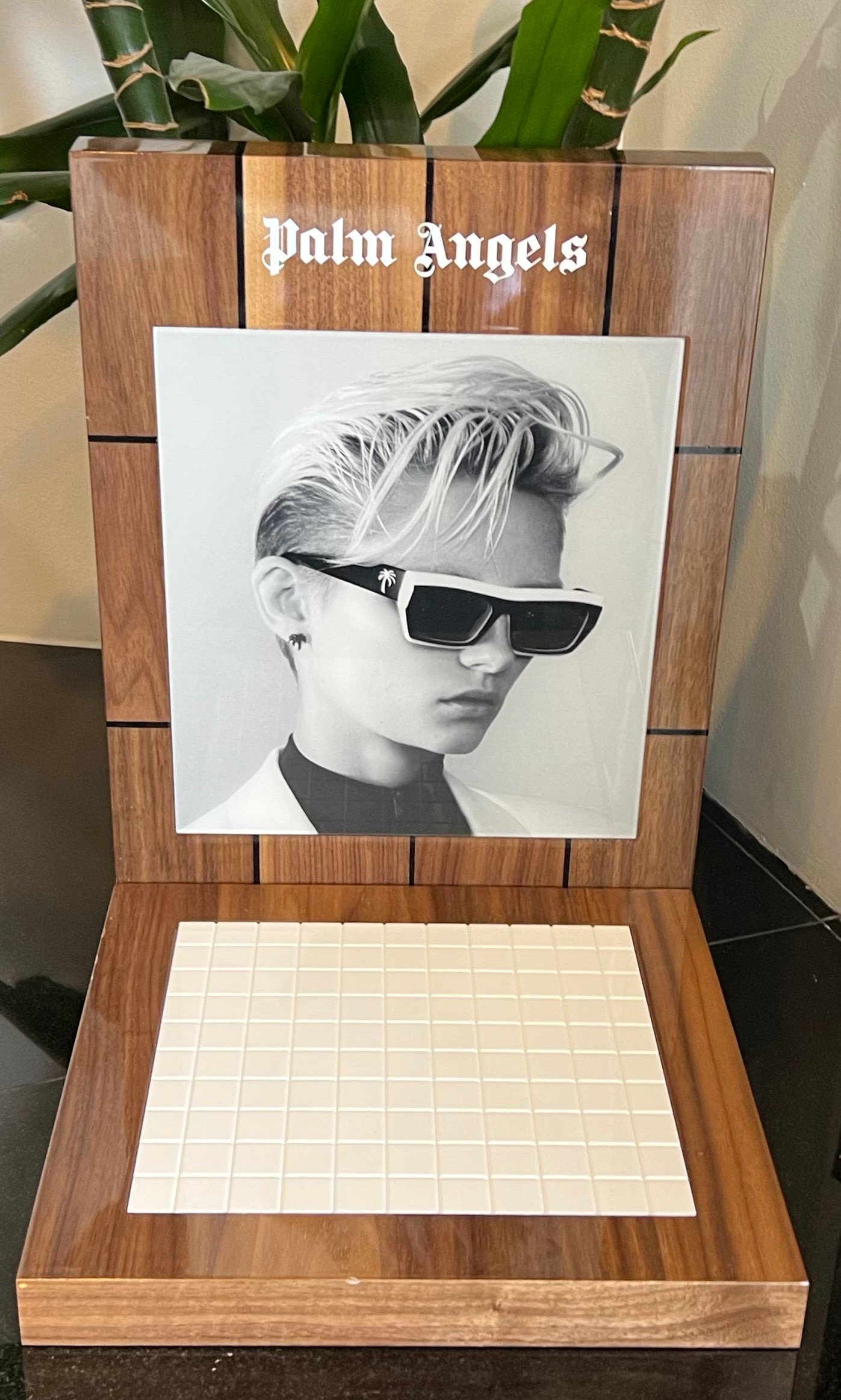 PALM ANGLES - L-Shaped Counter Top Branded Display. Lacquered Wood & White Tile