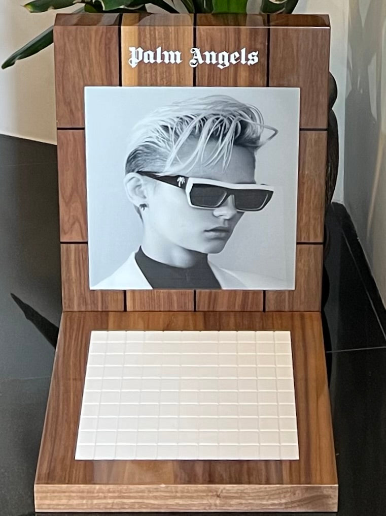PALM ANGLES - L-Shaped Counter Top Branded Display. Lacquered Wood & White Tile