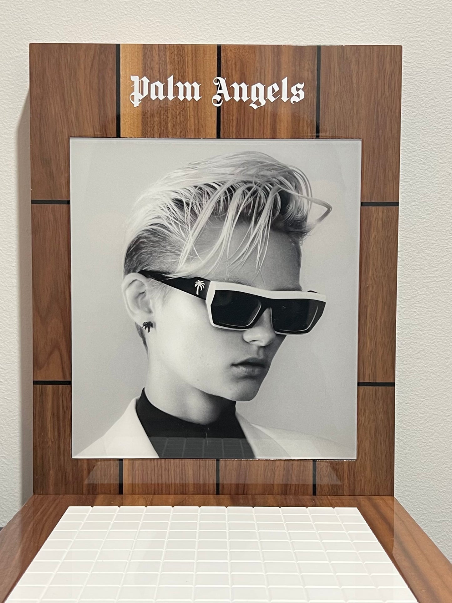 PALM ANGLES - L-Shaped Counter Top Branded Display. Lacquered Wood & White Tile