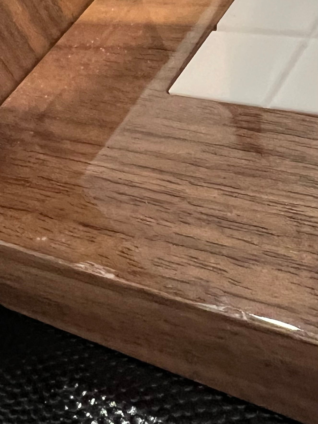 PALM ANGLES - L-Shaped Counter Top Branded Display. Lacquered Wood & White Tile