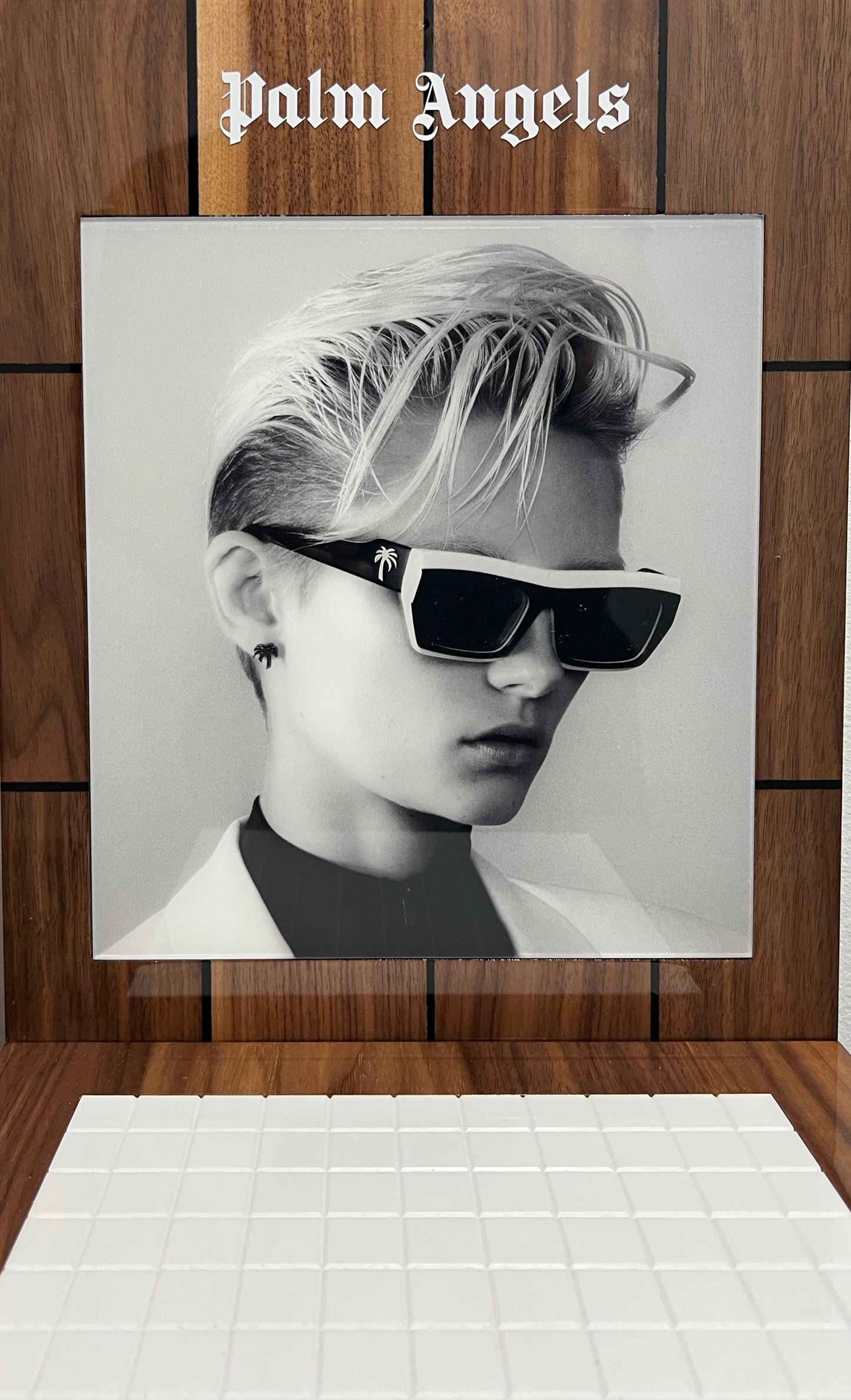 PALM ANGLES - L-Shaped Counter Top Branded Display. Lacquered Wood & White Tile
