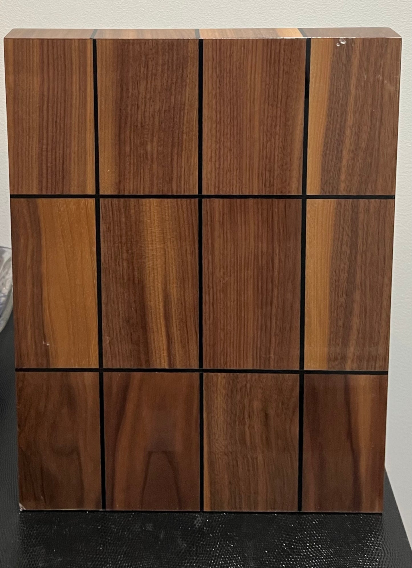 PALM ANGLES - L-Shaped Counter Top Branded Display. Lacquered Wood & White Tile