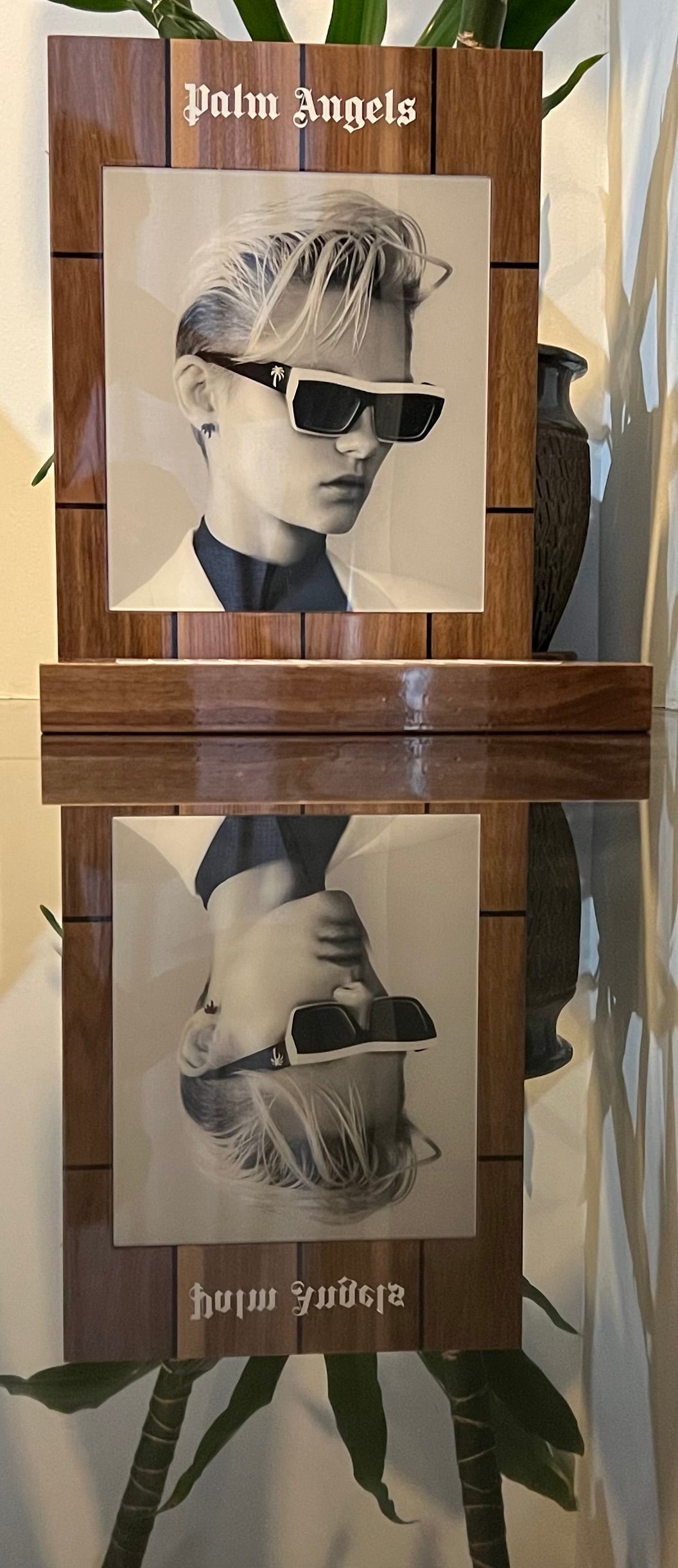 PALM ANGLES - L-Shaped Counter Top Branded Display. Lacquered Wood & White Tile