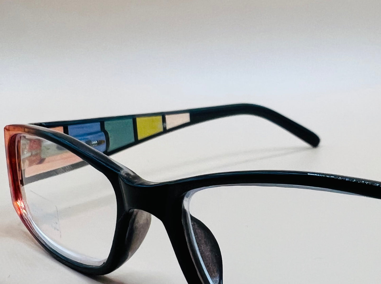 GEOMETRIC NARROW READERS.  BLACK FRAME FRONT WITH MULTI-COLOR ARMS