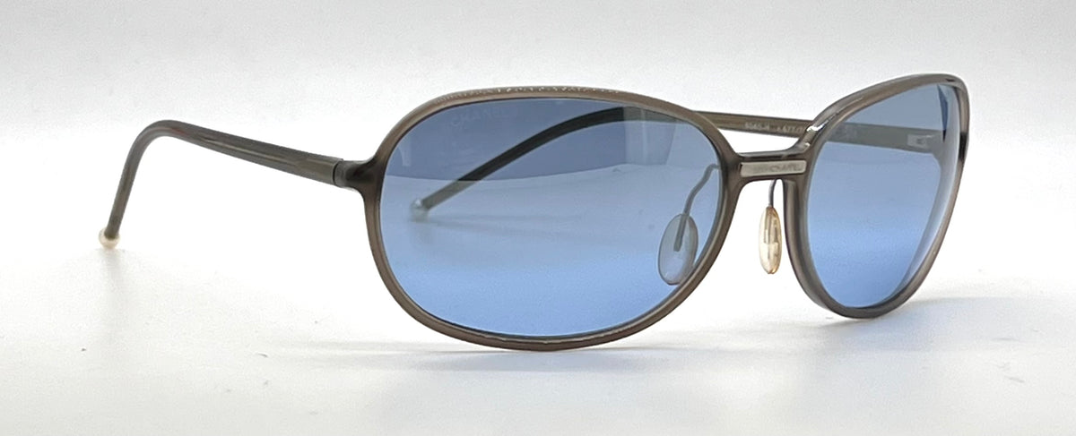 CHANEL 5040-H Smoky Brown Blue Lens Pearl Tip Sunglasses UNWORN Made in Italy