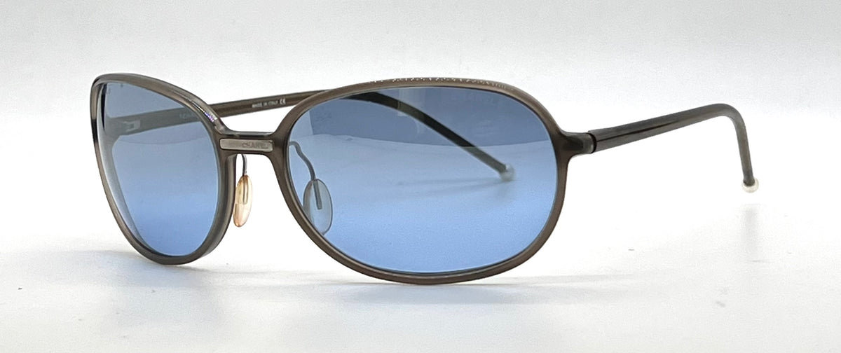 CHANEL 5040-H Smoky Brown Blue Lens Pearl Tip Sunglasses UNWORN Made in Italy