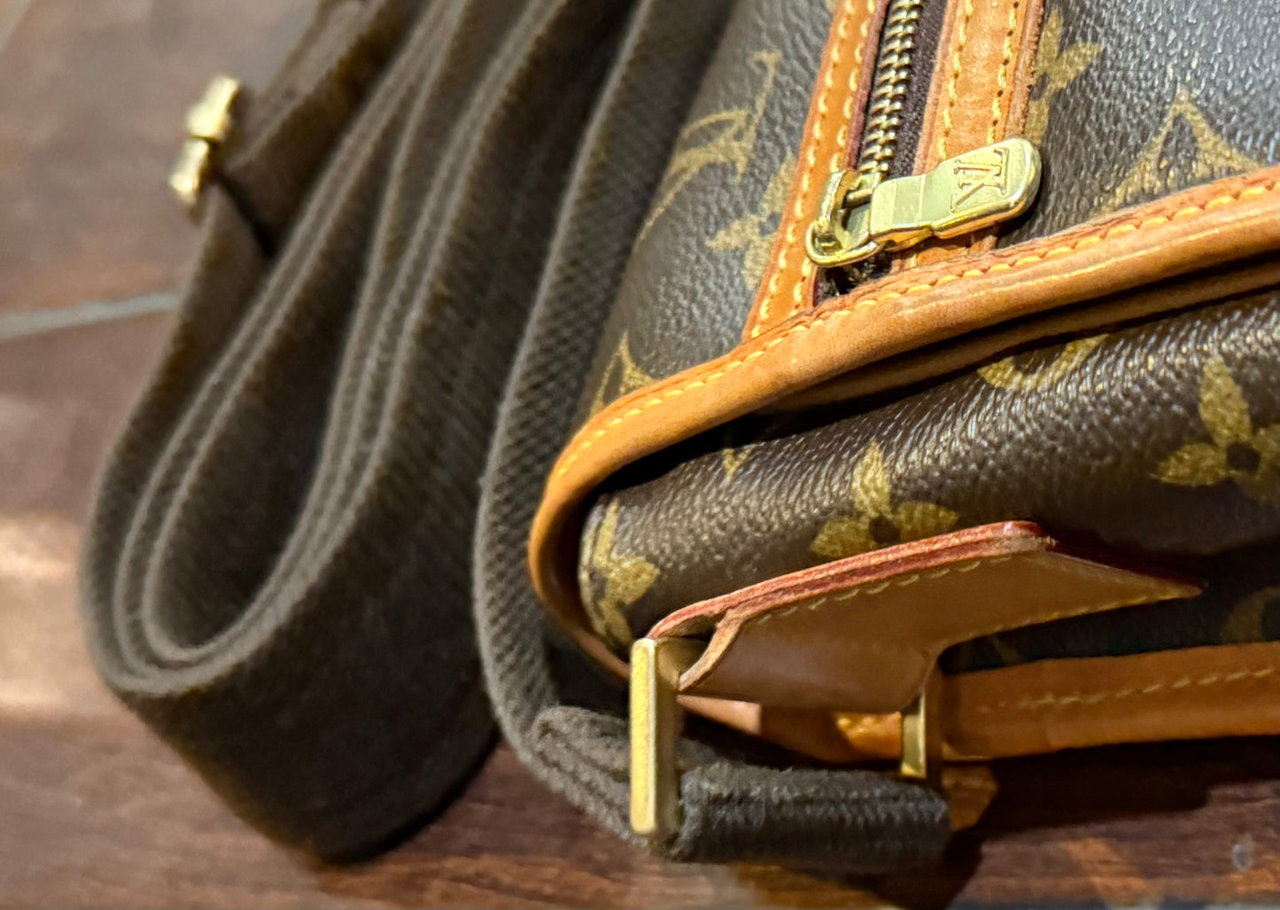 Louis Vuitton Monogram Reporter PM Crossbody Bag – Authentic 2009