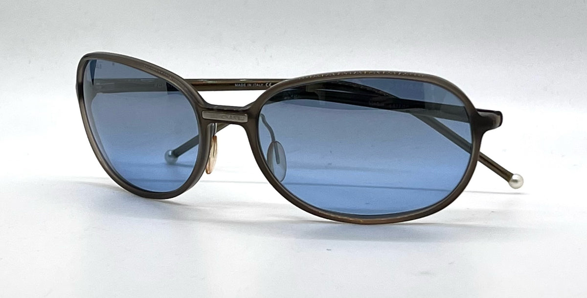 CHANEL 5040-H Smoky Brown Blue Lens Pearl Tip Sunglasses UNWORN Made in Italy