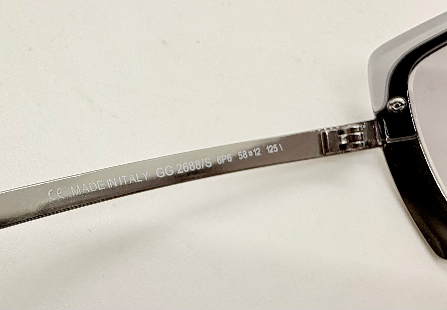 Deadstock Y2K Gucci GG 2688/S Sunglasses – Full Kit – Grey Gradient Lenses