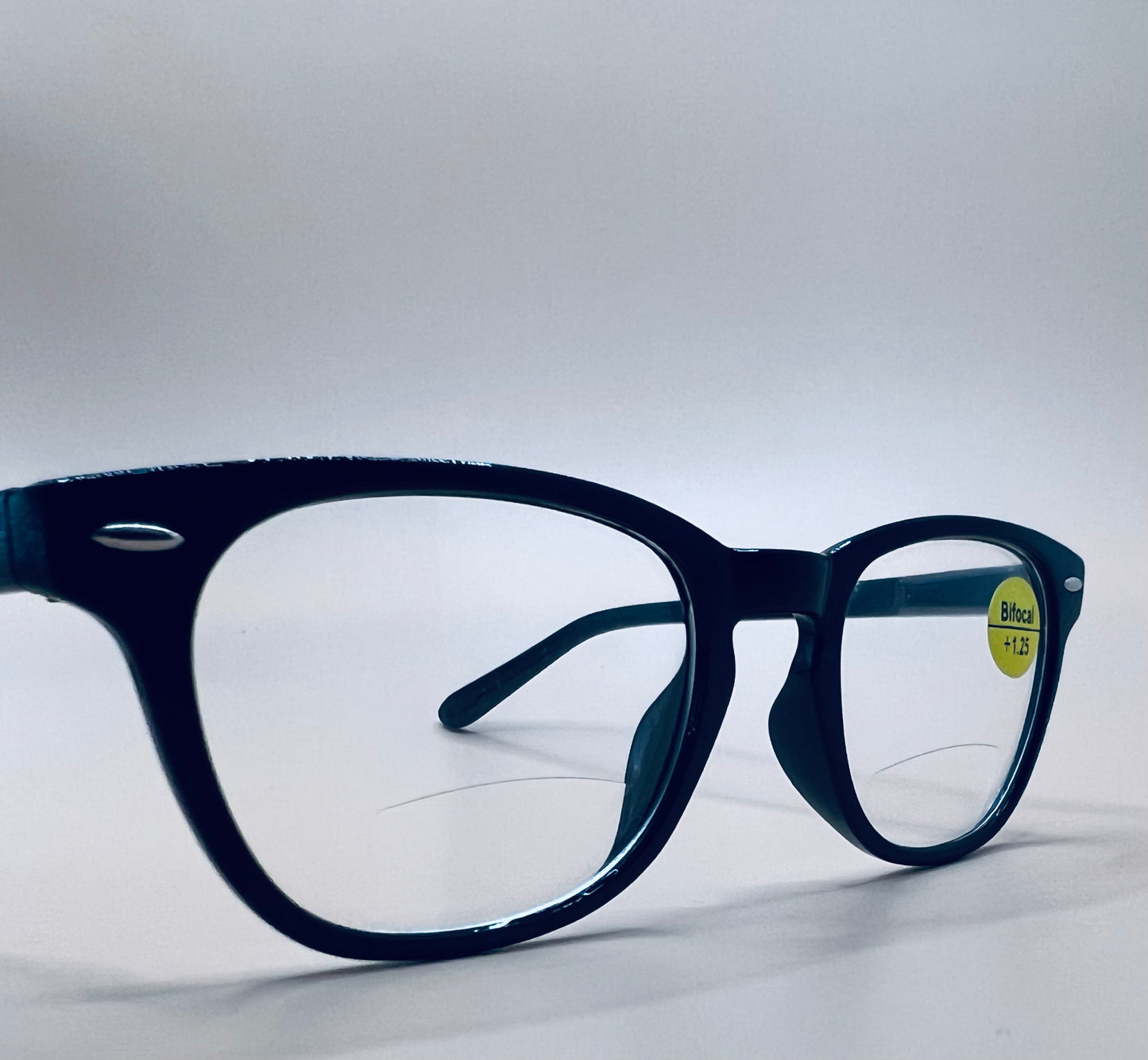 BLENDED BI-FOCAL READING LENS FOR DISCREET LOOK