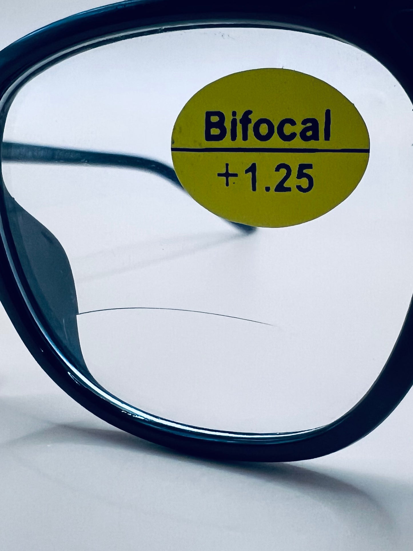 BLENDED BI-FOCAL READING LENS FOR DISCREET LOOK