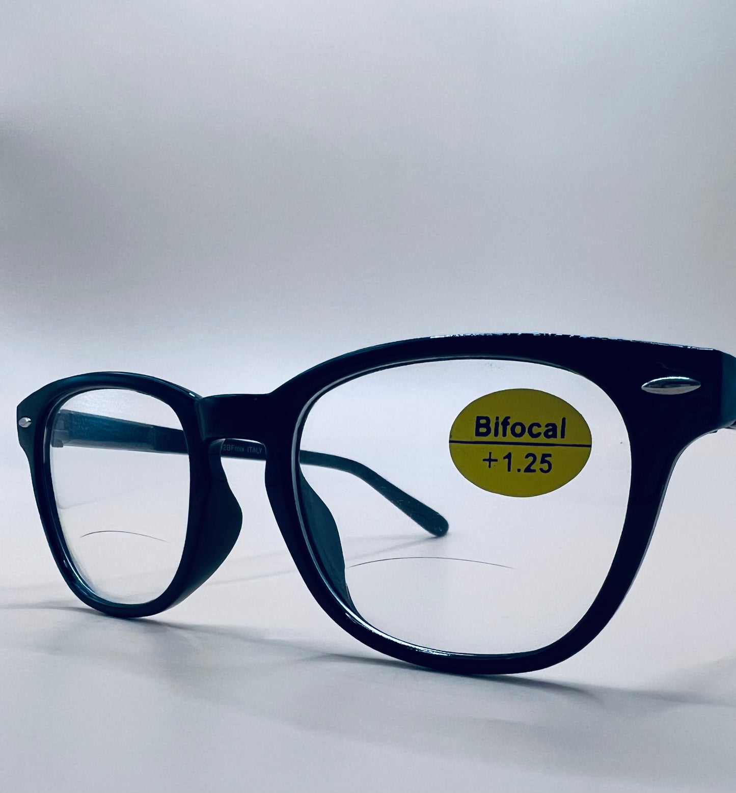 BLENDED BI-FOCAL READING LENS FOR DISCREET LOOK