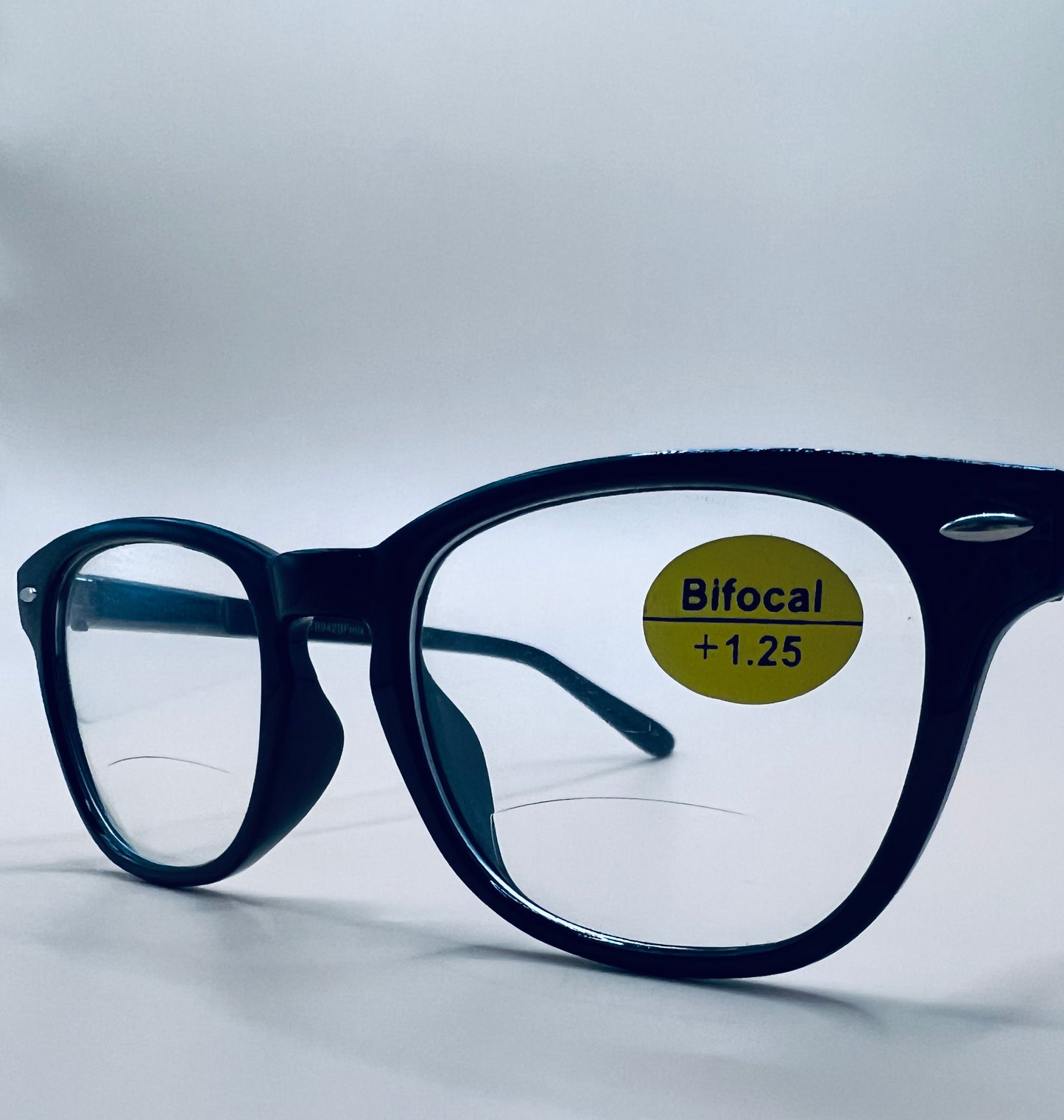 BLENDED BI-FOCAL READING LENS FOR DISCREET LOOK