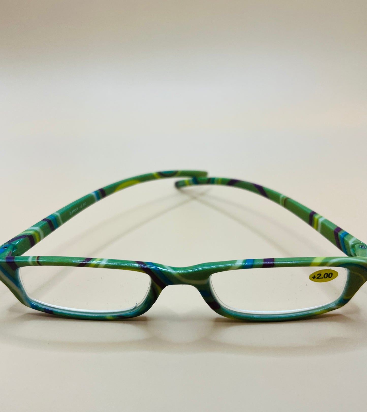 BRAND NEW  GEOMETRIC NARROW READERS.  GREEN DESIGN WITH MATCHING CASE