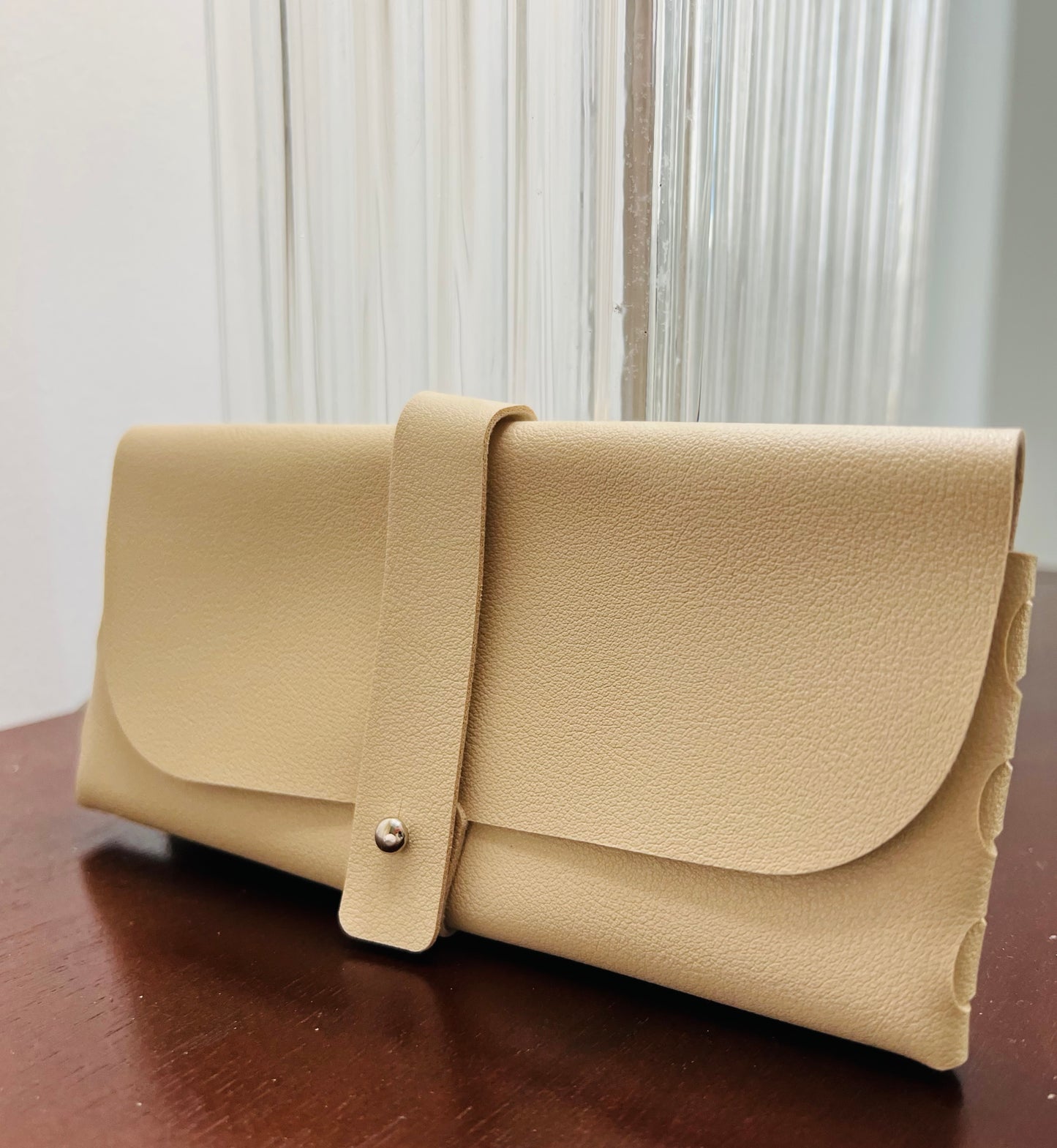 SOFT, SLIM LUXURY EYEWEAR CASE.  IDEAL FOR MEN OR WOMEN