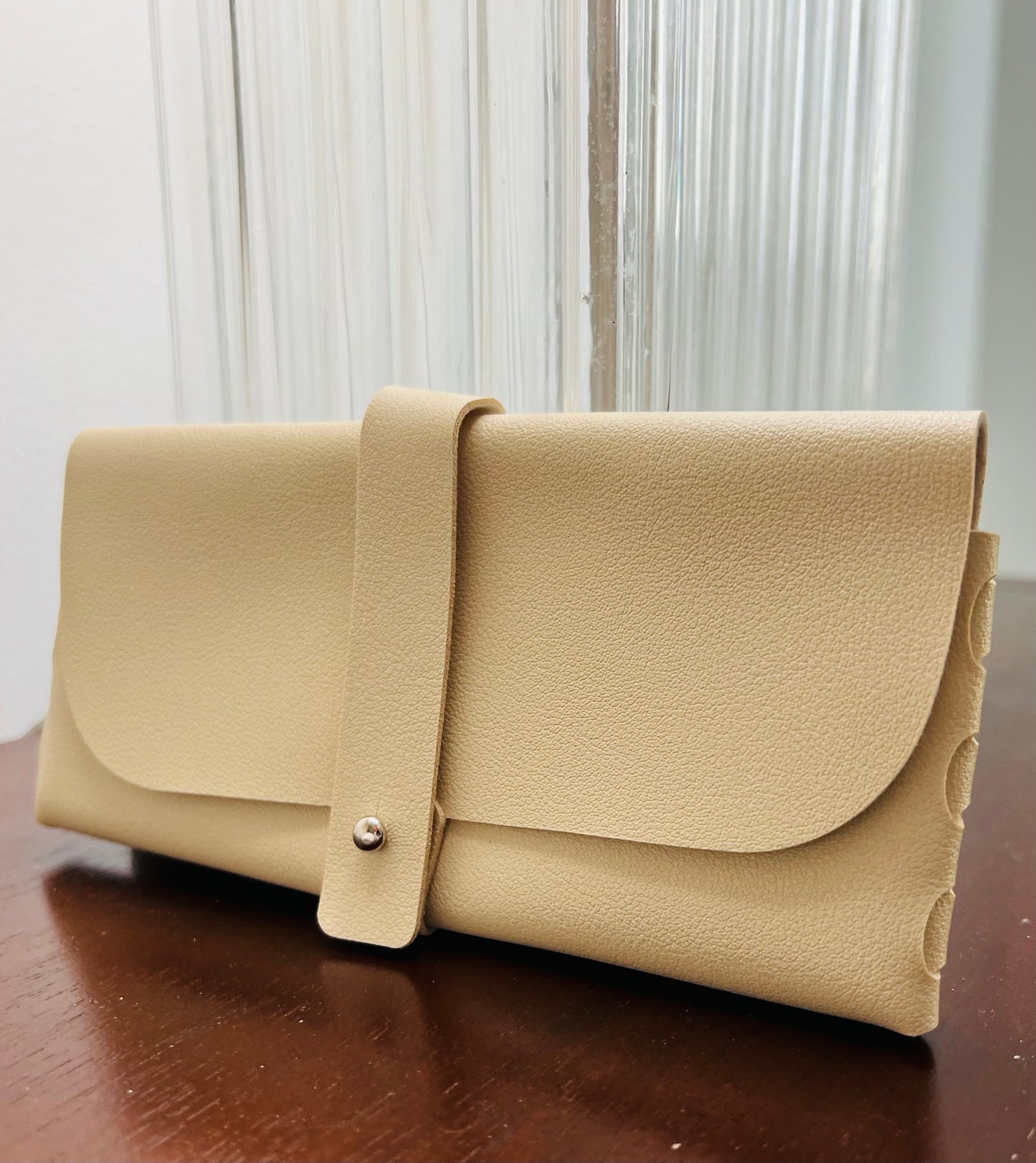 SOFT, SLIM LUXURY EYEWEAR CASE.  IDEAL FOR MEN OR WOMEN