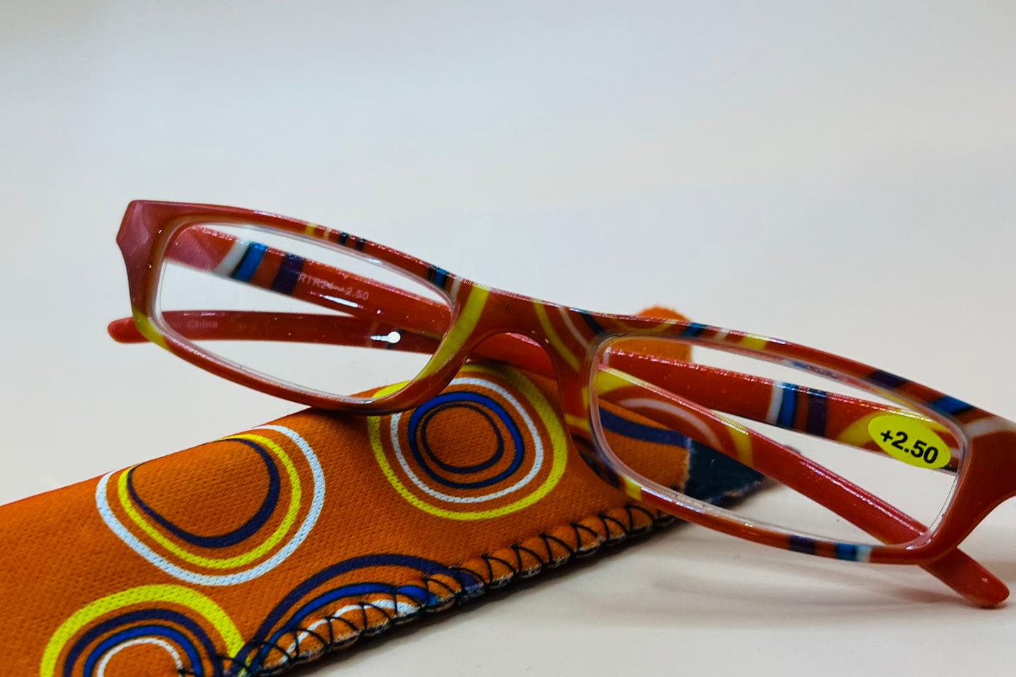 BRAND NEW  GEOMETRIC NARROW READERS.  ORANGE DESIGN WITH MATCHING CASE